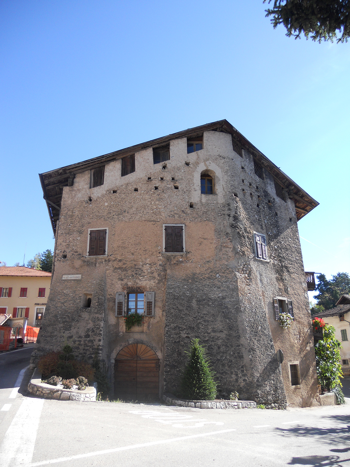 Prospetto frontale del palazzo visto molto ravvicinato, si vede l'annerimento dell'edificio in particolare nelle parti basse ph sara filippi