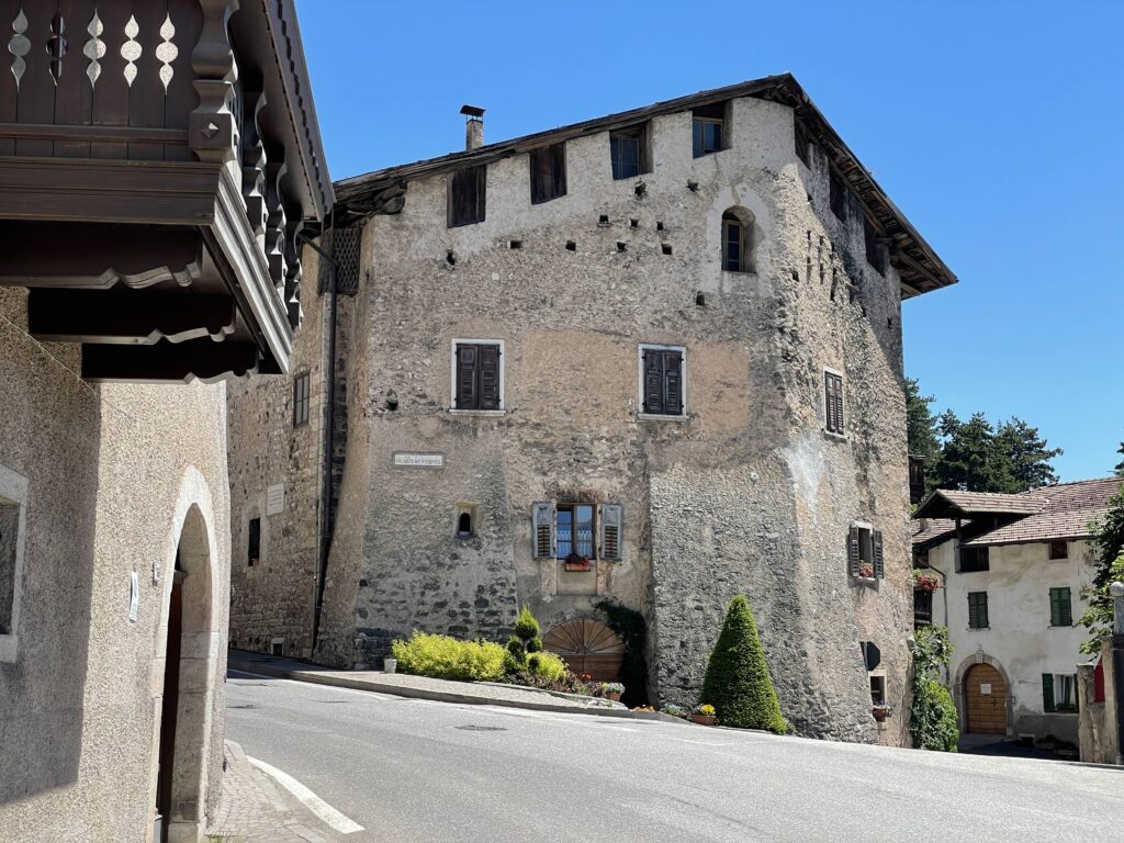 Scorcio sul fronte a punta di Palazzo Nero, si vede bene la forma particolare di questo lato del palazzo che è quasi come la prua di una nave