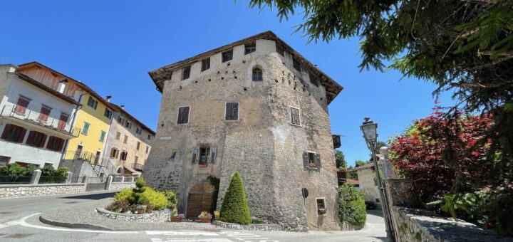 Prospettiva su Palazzo Nero che si trova all'incrocio di due vie, un palazzo massiccio con poche finestre e in alto si vede una merlatura appena sotto al tetto