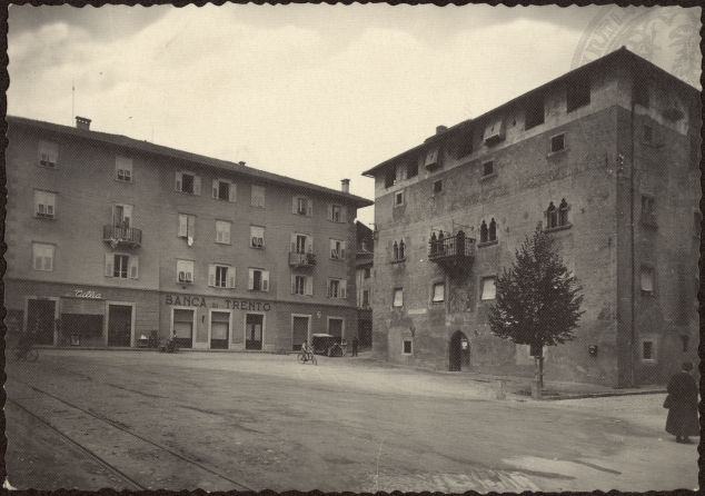 vecchie cartoline - Cles - Trentino (m. 656) - Piazzetta del Municipio 1940