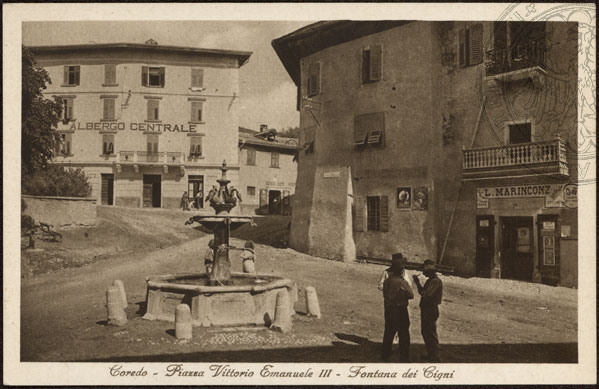 vecchie cartoline - Coredo - Piazza Vittorio Emanuele III - Fontana dei Cigni 1930-40