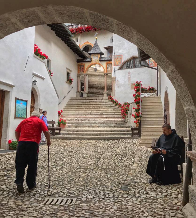 santuario di san romedio cortile interno