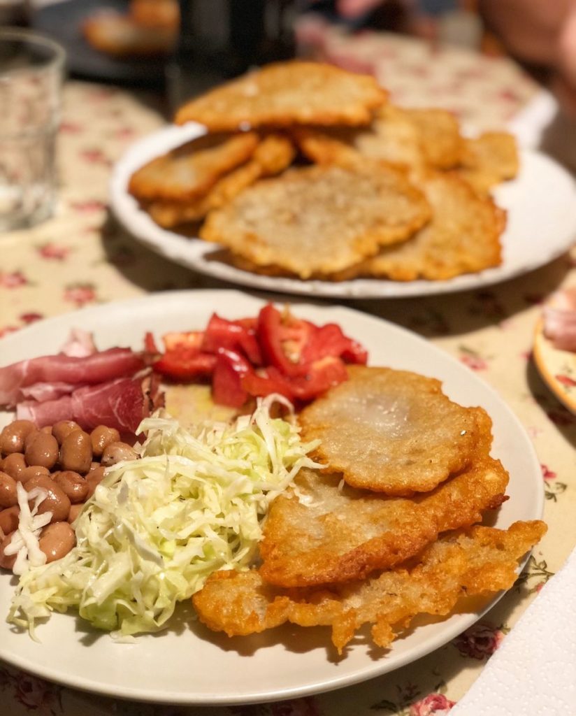 tortei di patate con salumi fagioli e cavolo cappuccio