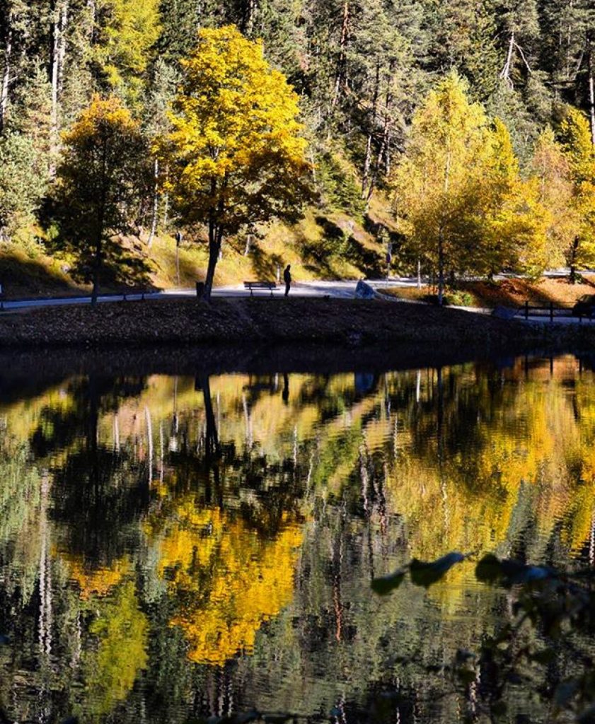 lago smeraldo e passeggiata del burrone in autunno