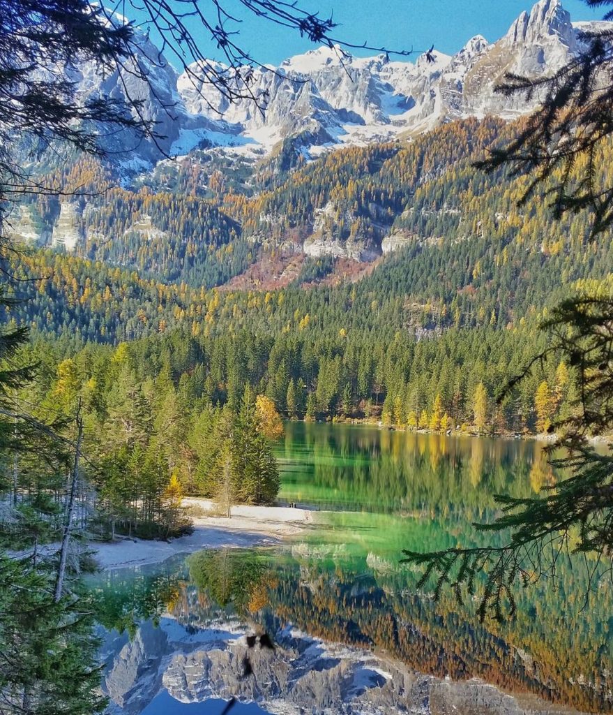 lago di tovel in autunno