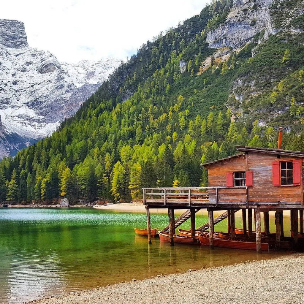 Escursione Sul Lago Di Braies In Autunno Alto Foto Braies