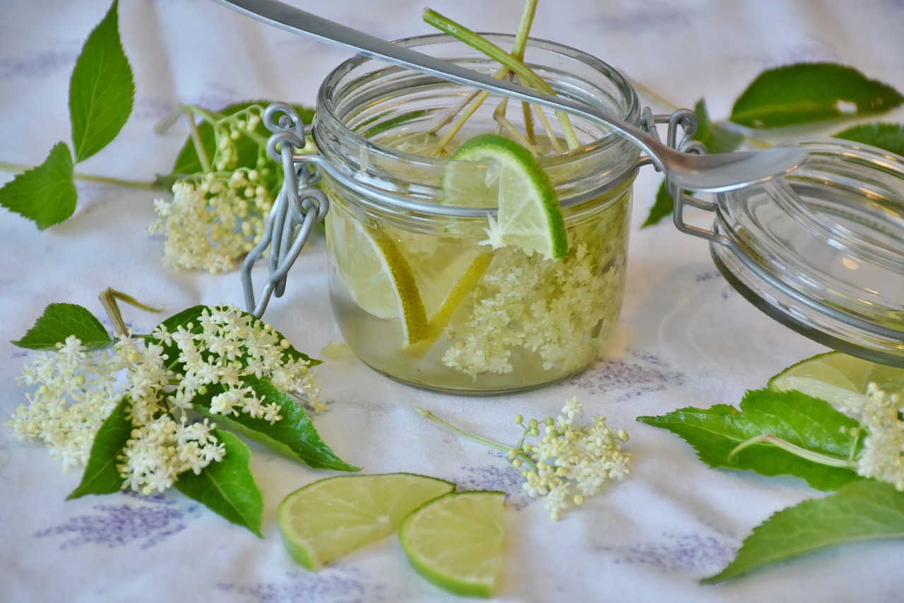 Limone, acqua, zucchero, acido citrico. Gli ingredienti per lo sciroppo di sambuco