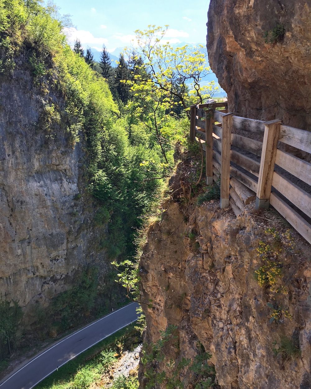 sentiero nella roccia san romedio-trentino