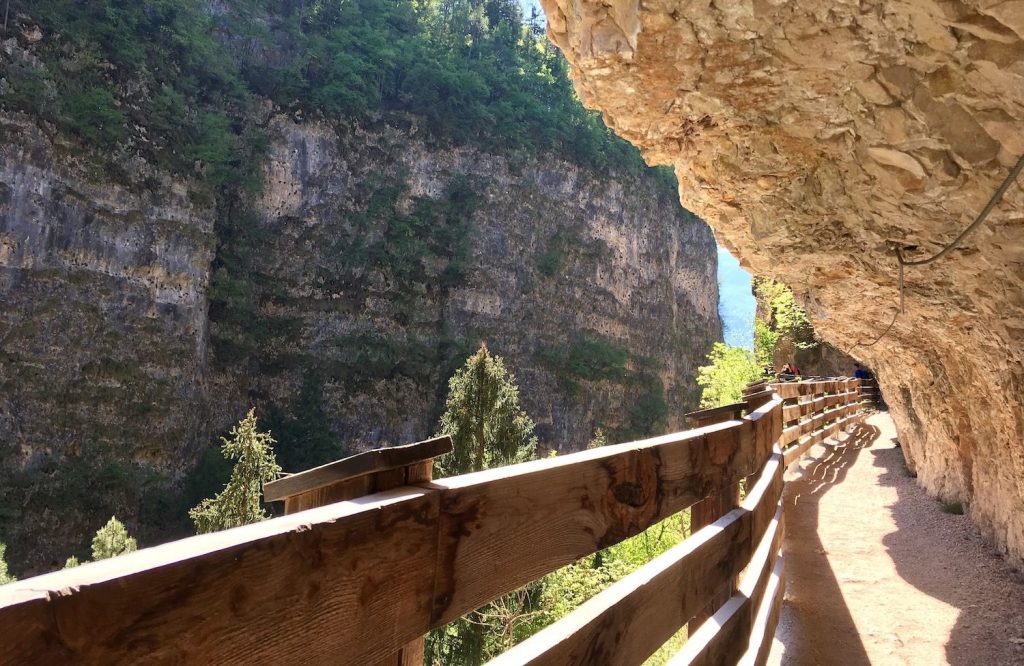 sentiero nella roccia san romedio