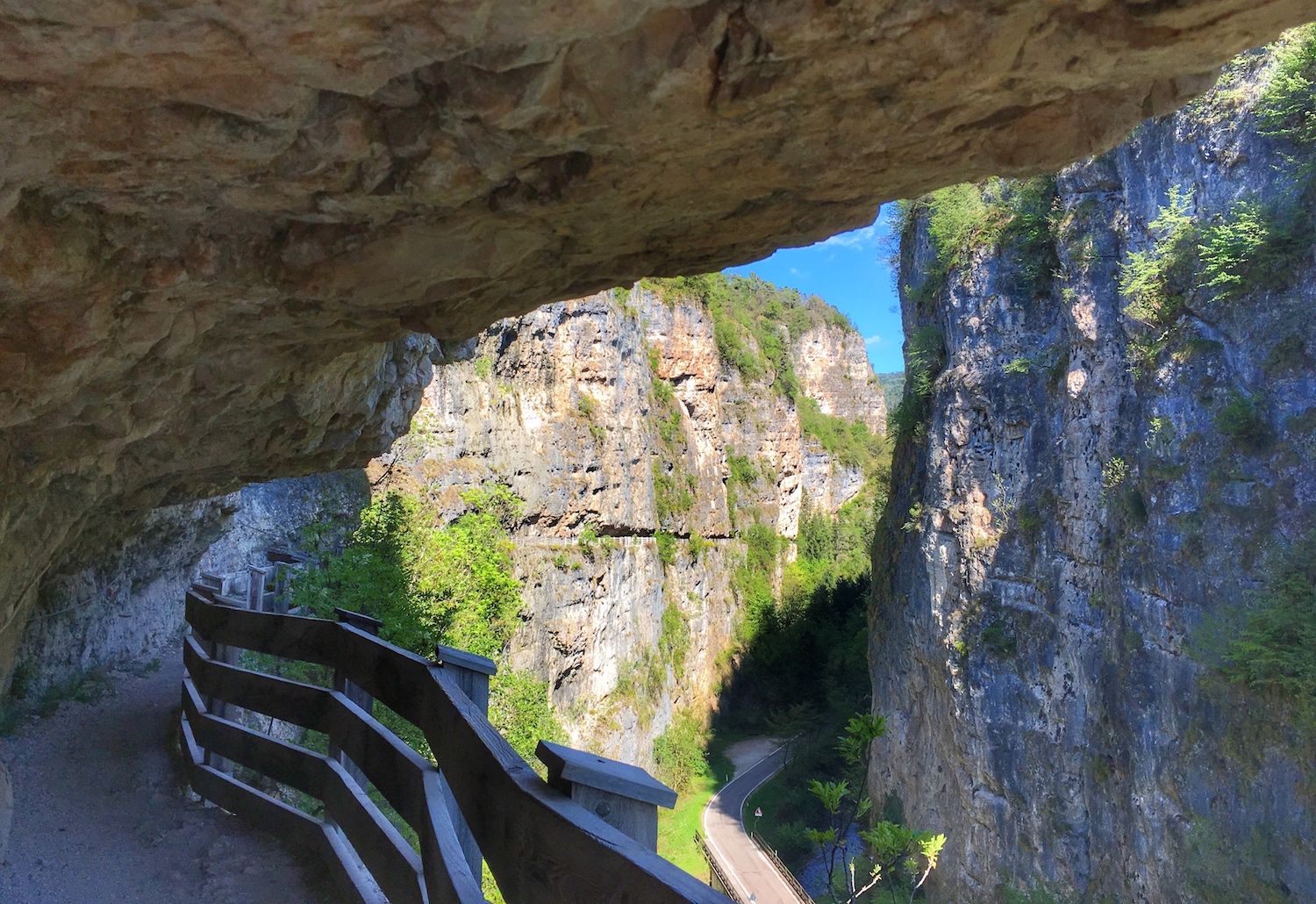 sentiero nella roccia da sanzeno a san romedio-trentino