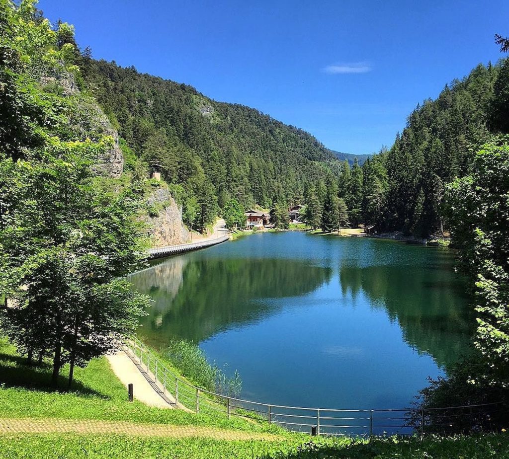 Lago Smeraldo a Fondo, i colori e lo spettacolo della natura
