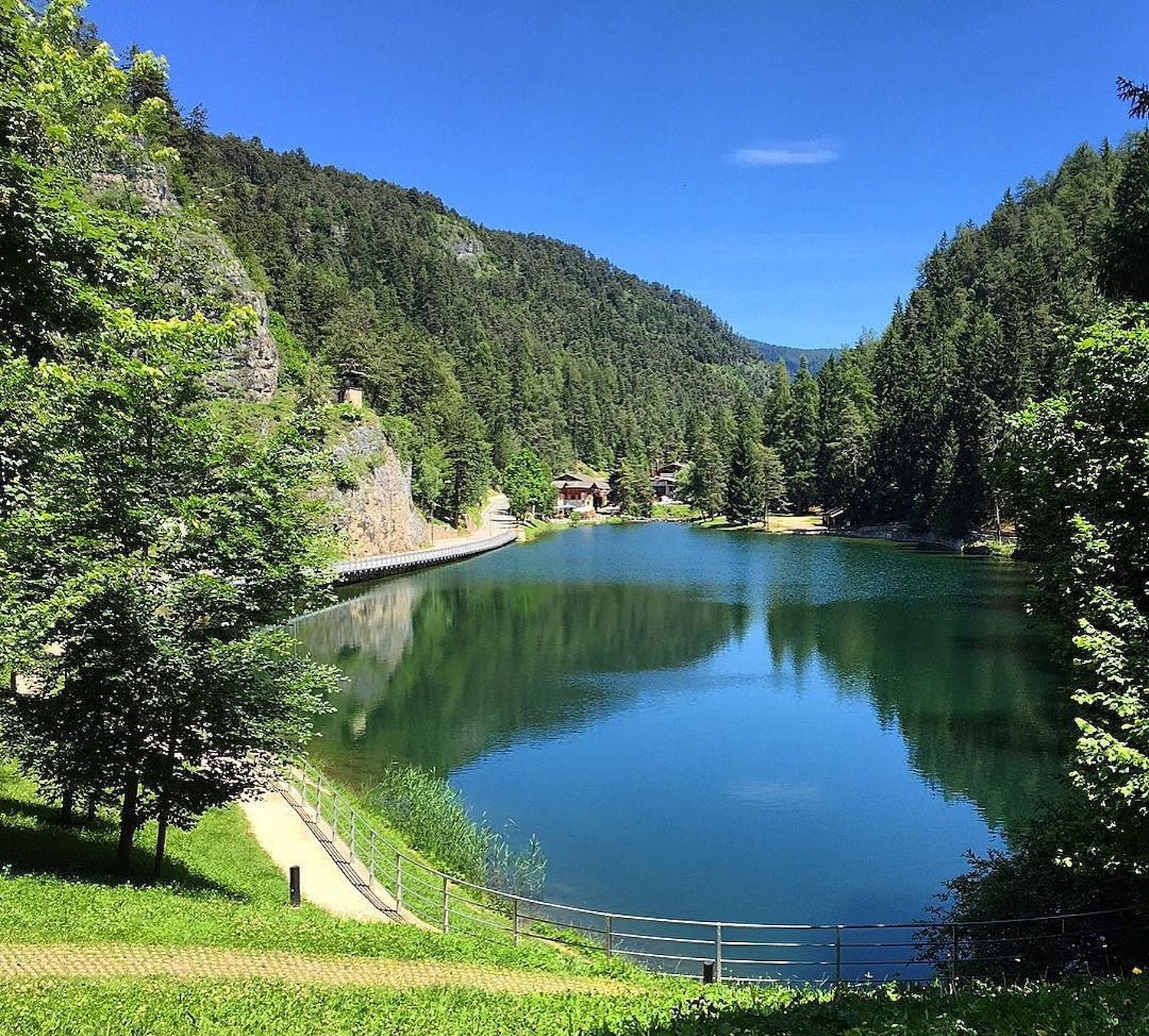 lago smeraldo-fondo-val di non