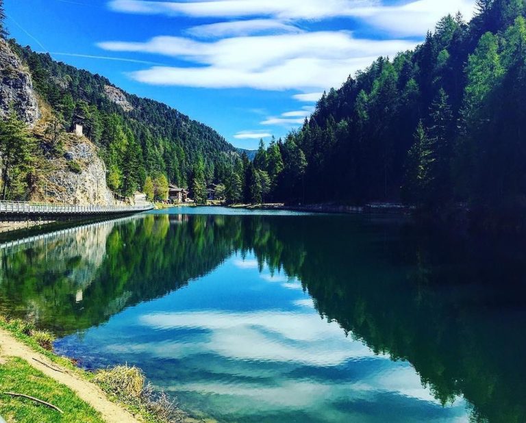 Lago Smeraldo a Fondo, i colori e lo spettacolo della natura