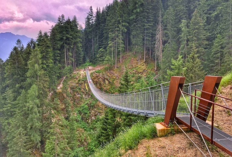 Ponte tibetano in Val di Rabbi. Vertigini sospese in una valle incantata