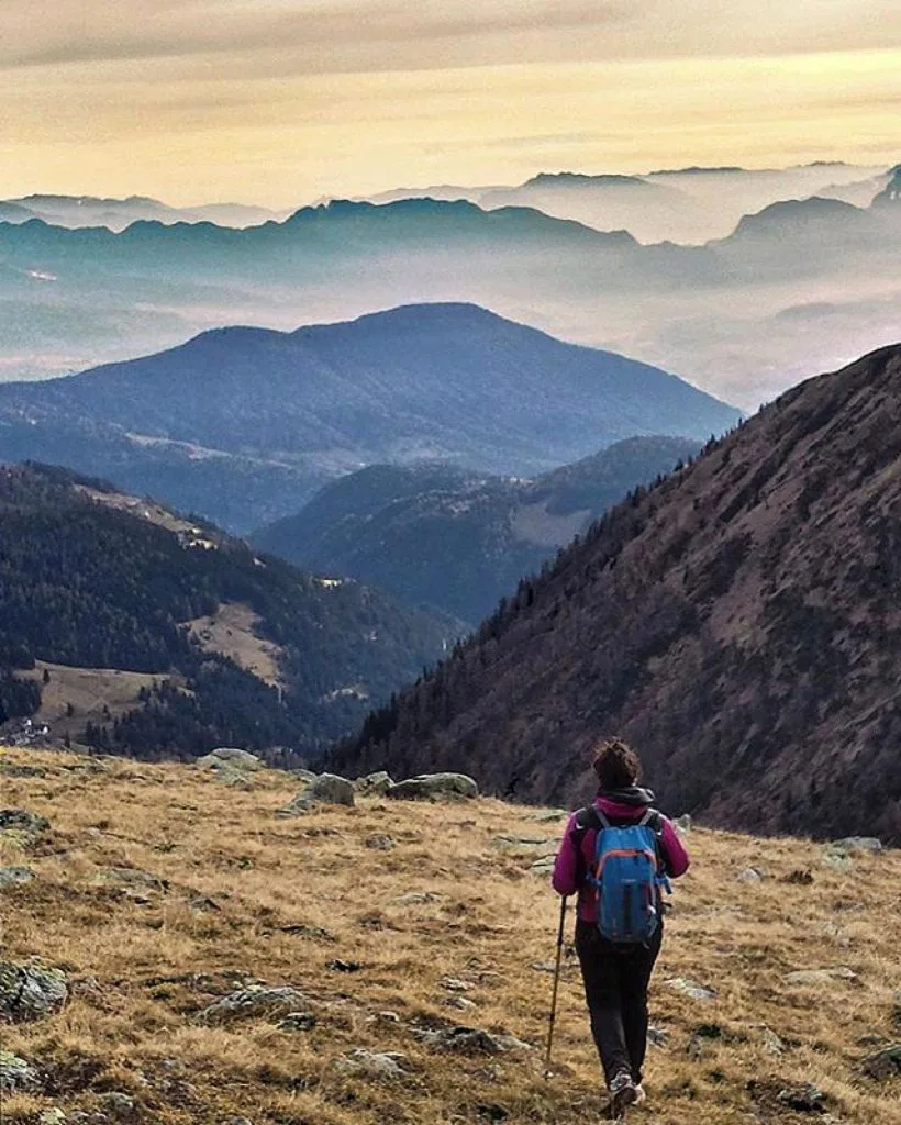 Trekking nelle Maddalene - credit ph Valentina martini camminare in discesa