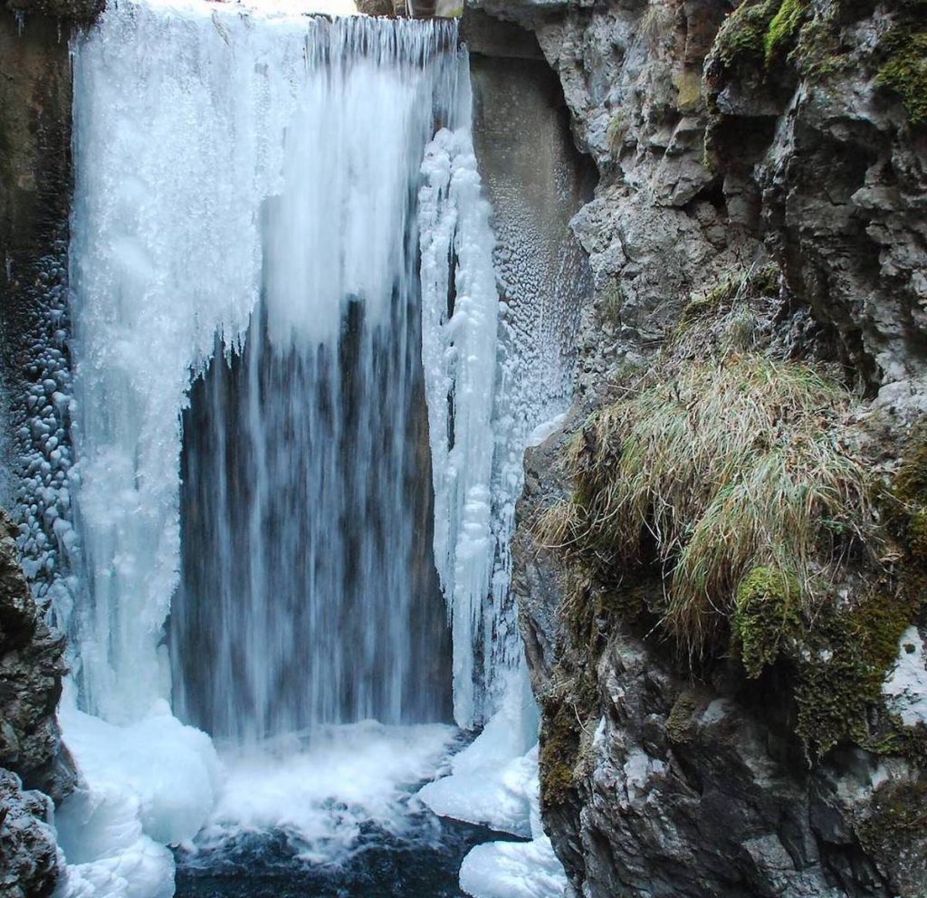 inverno in val di non-cascata lago smeraldo