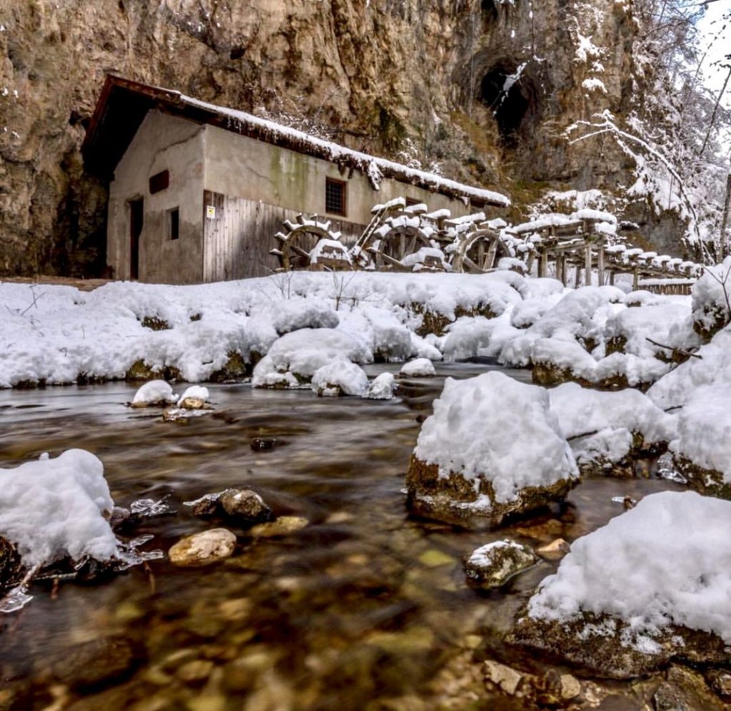 mulino di fondo-passeggiate in val di non con la neve