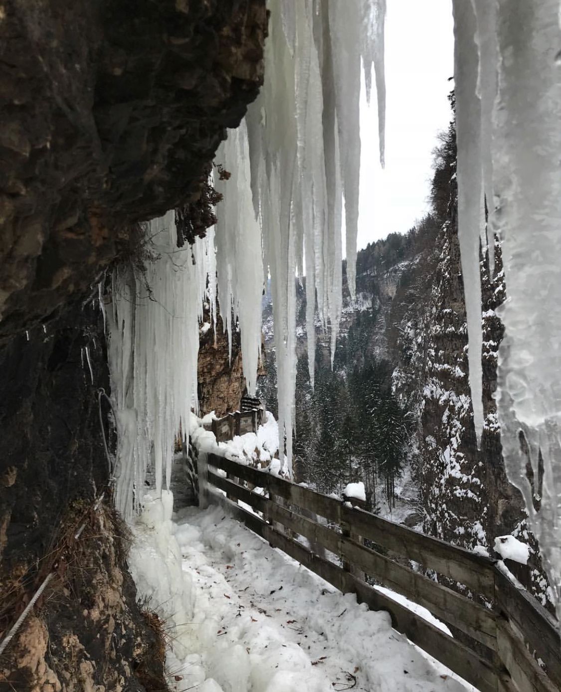 confronto estate inverno-sentiero nella roccia inverno