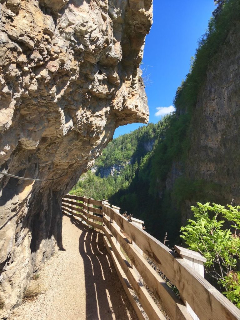 itinerari a piedi a san romedio-sentiero nella roccia-val di non