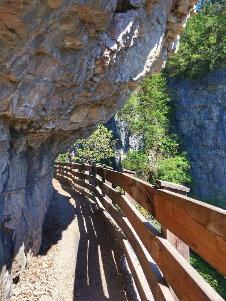 sentiero nella roccia val di non