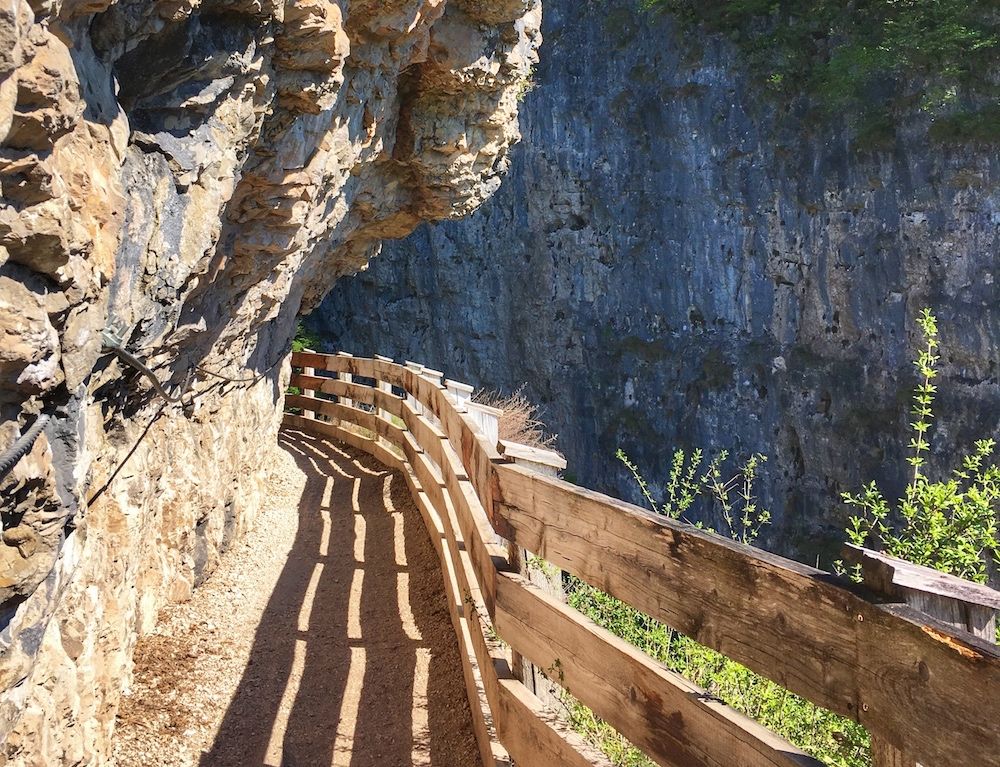 sentiero nella roccia