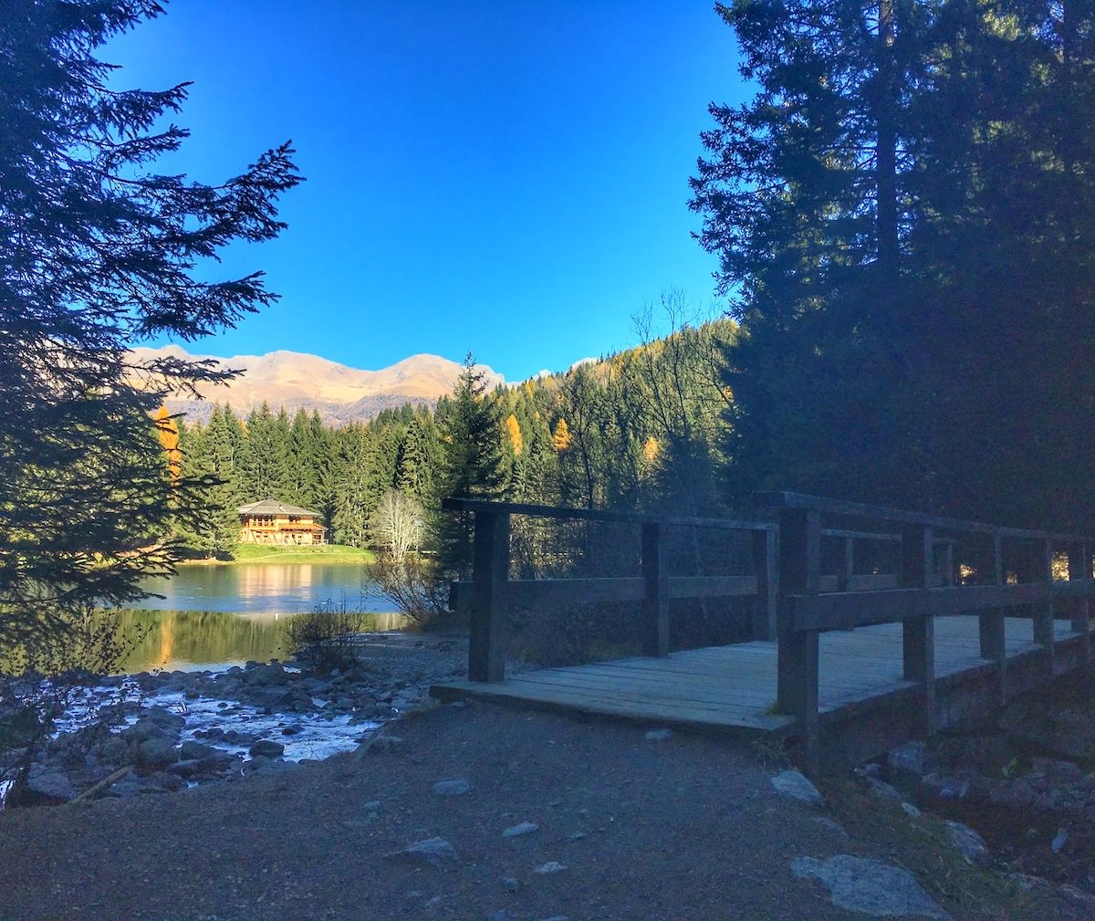 lago-dei-caprioli in autunno