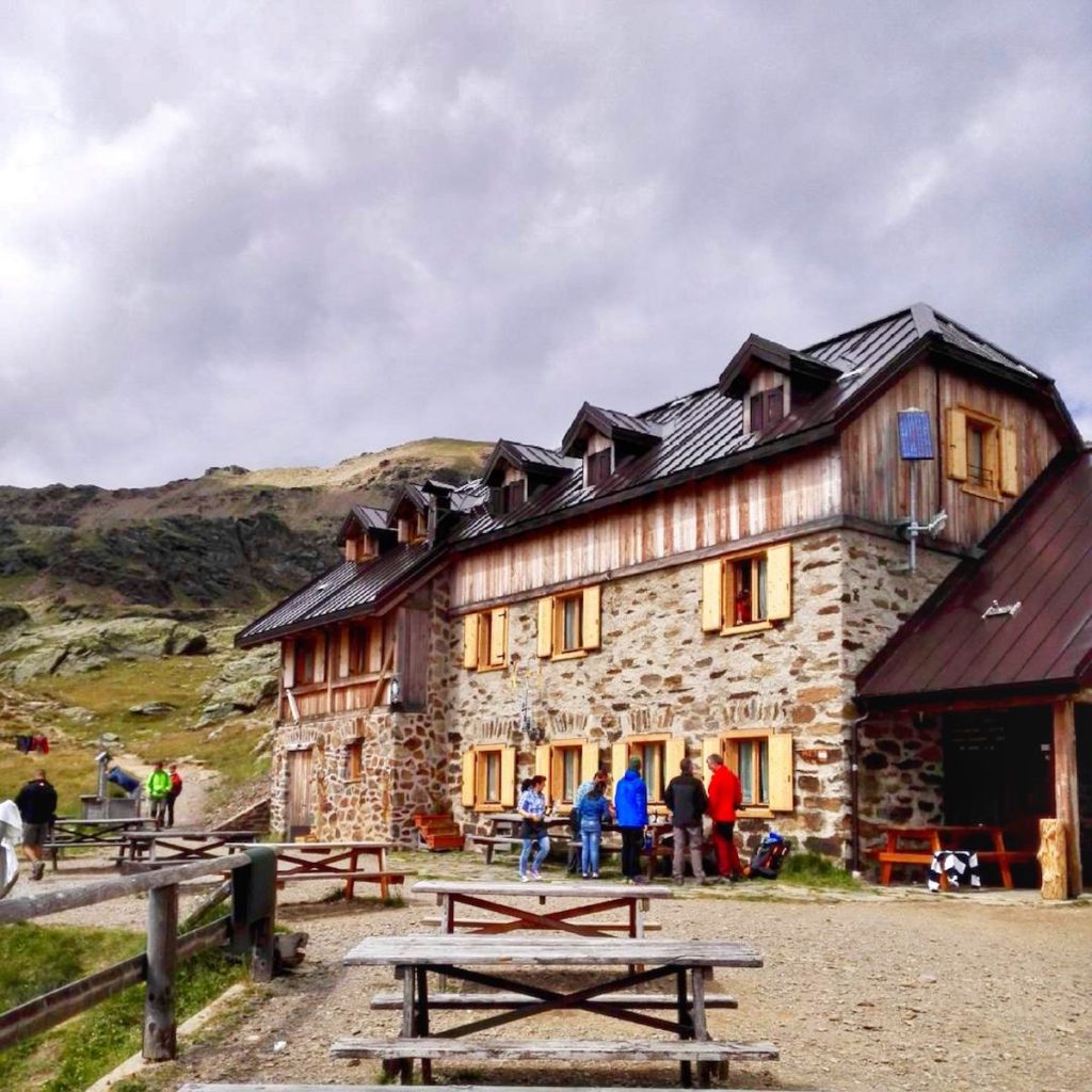 rifugi in val di sole-rifugio stella alpina al lago corvo