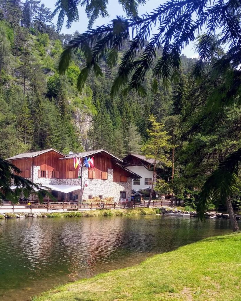 lago smeraldo di fondo