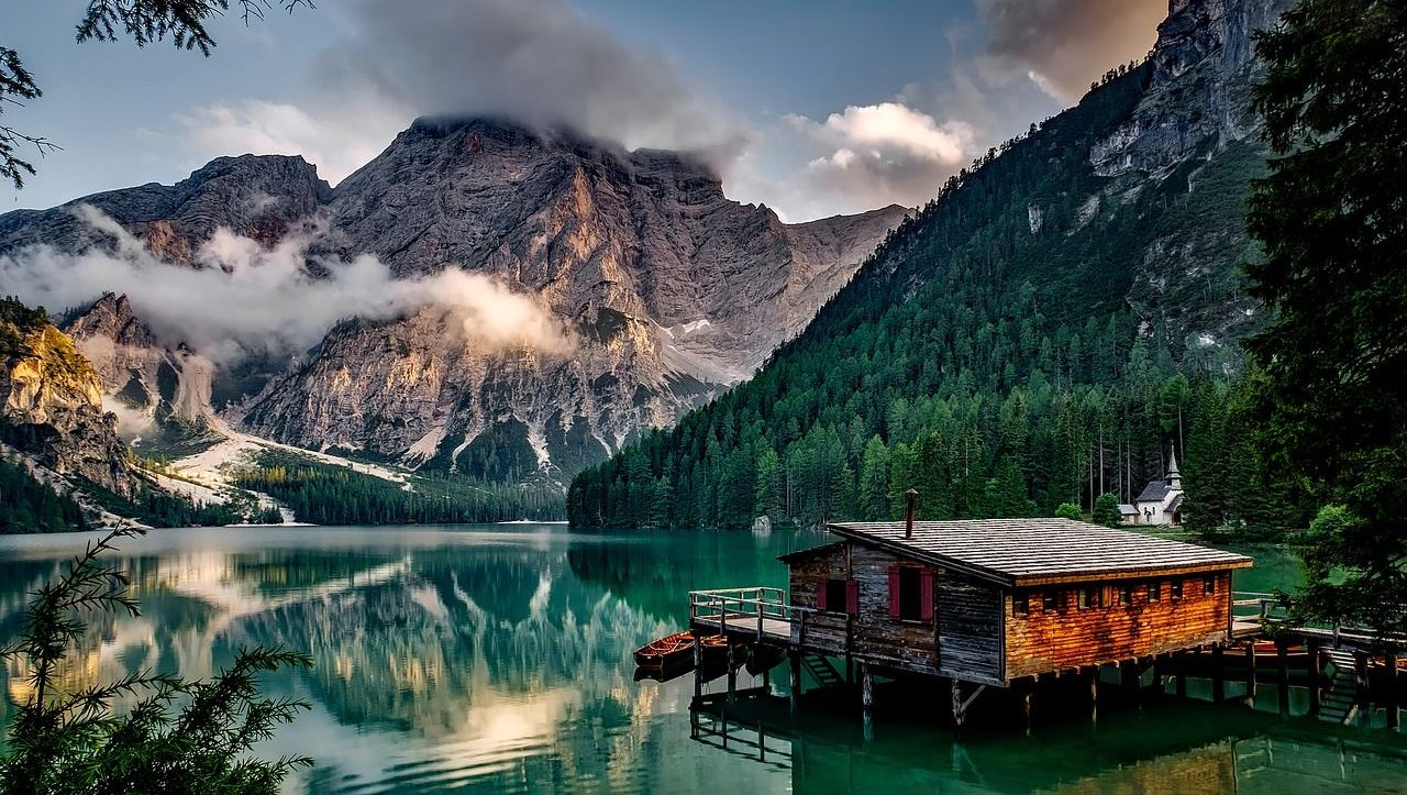 Scoprire Il Lago Di Braies In Inverno Ghiacciato Montagna Di Viaggi