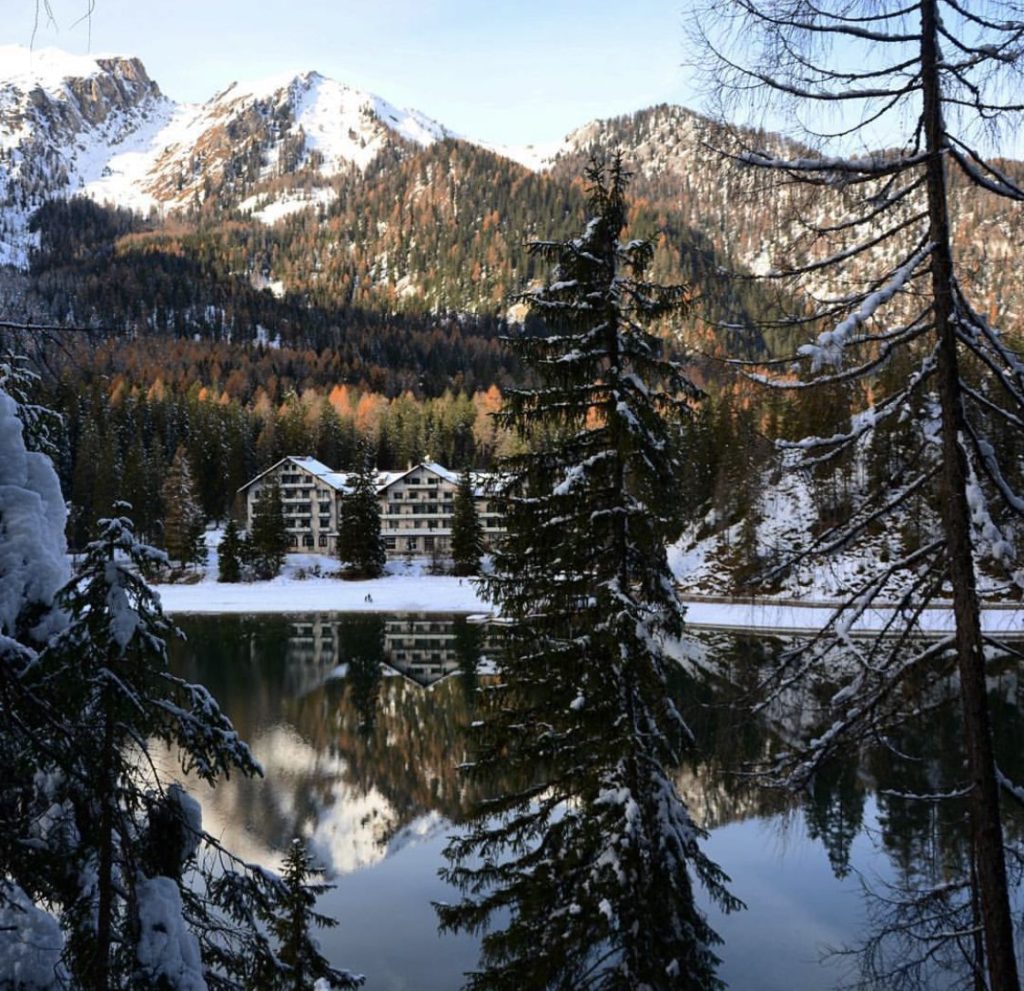 lago di braies inverno