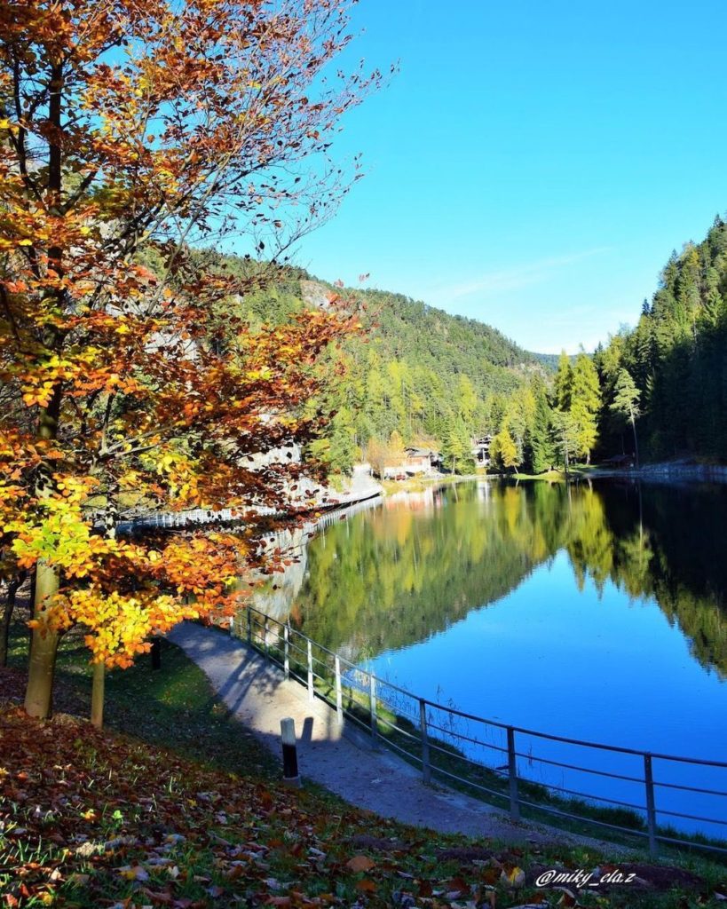 lago smeraldo e passeggiata del burrone in autunno