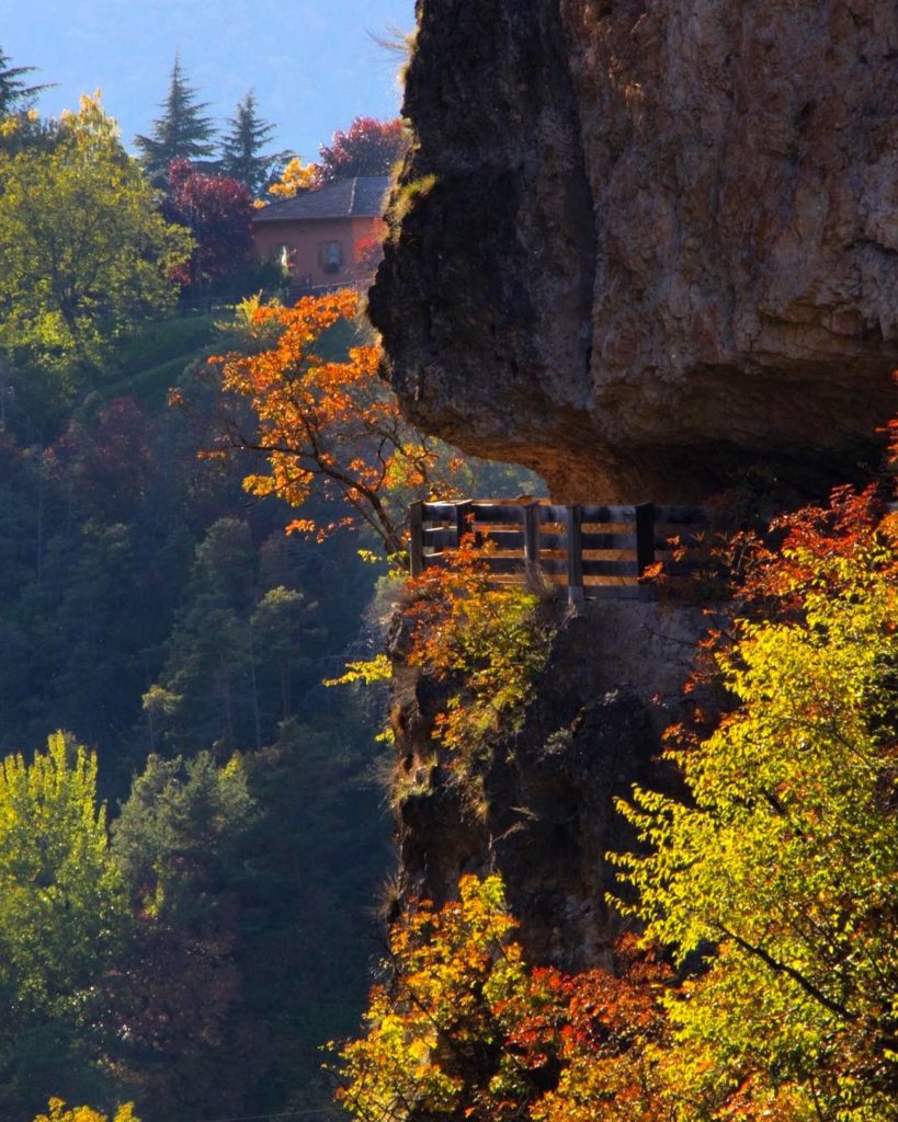 sentiero-nella-roccia-passeggiate d autunno in val di non