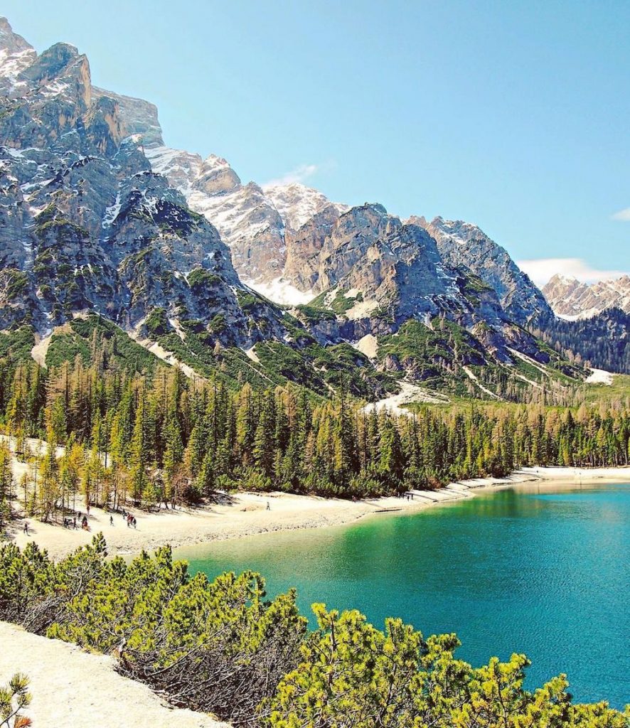 lago di Braies in primavera