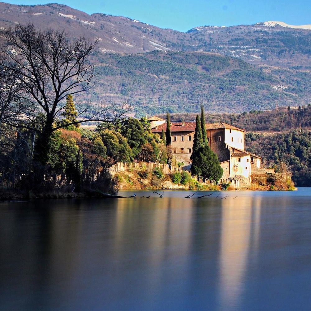 laghi del Trentino Alto Adige in primavera-lago di Toblino-valle dei laghi