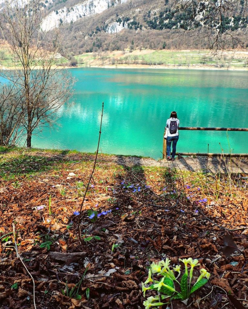 lago di tenno in primavera