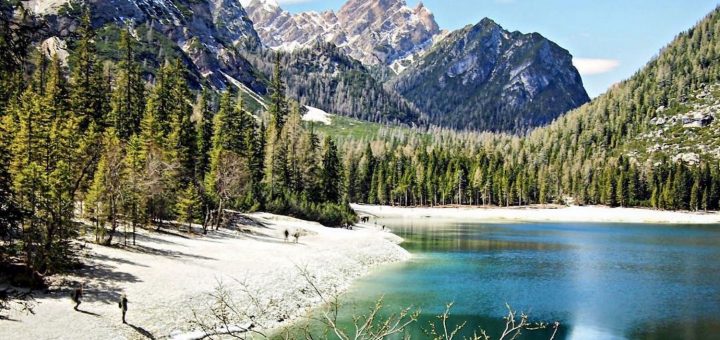 lago di braies in primavera