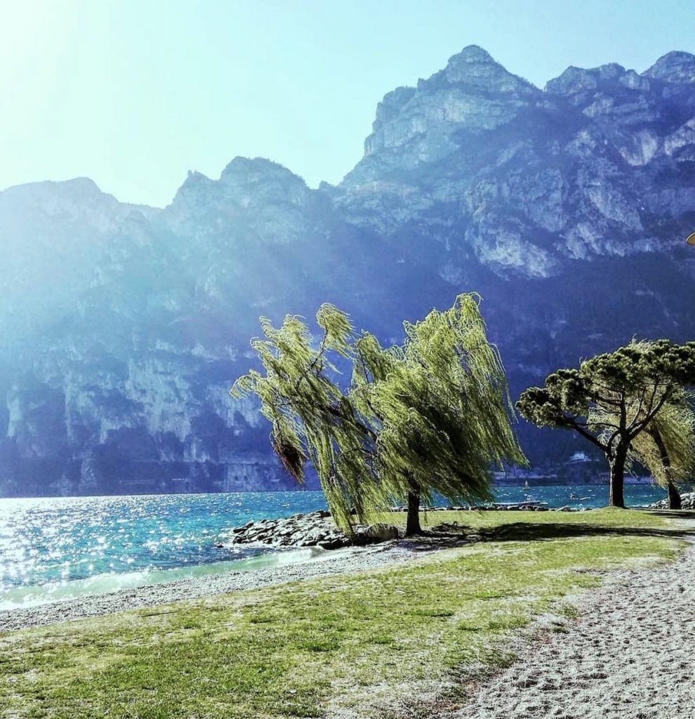 laghi del trentino alto adige in primavera-lago di garda