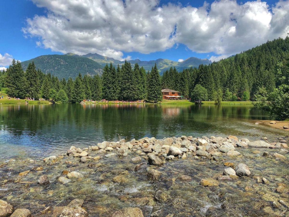 Al lago dei Caprioli in Val di Sole per una giornata perfetta Al lago dei Caprioli in Val di Sole per una giornata perfetta