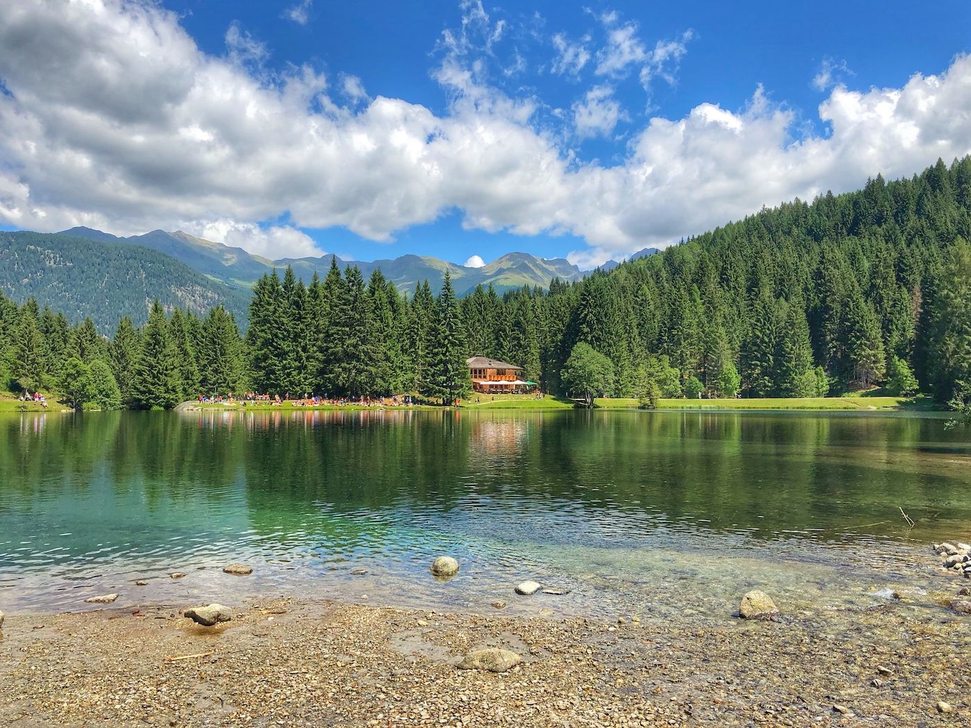 Al lago dei Caprioli in Val di Sole per una giornata perfetta Al lago dei Caprioli in Val di Sole per una giornata perfetta
