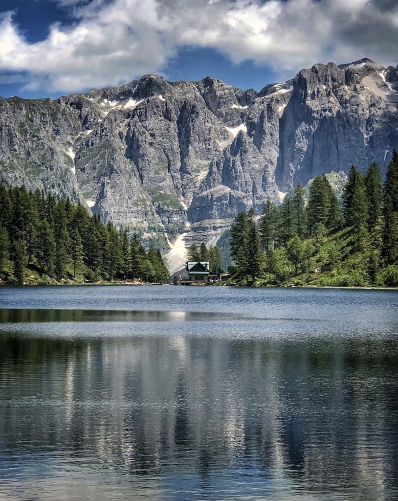 lago delle malghette-vista dulle dolomiti di brenta