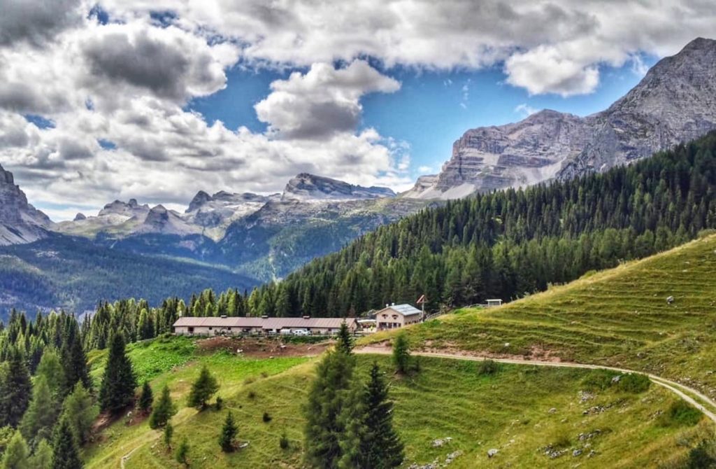 malga tuena sfondo dolomiti di brenta