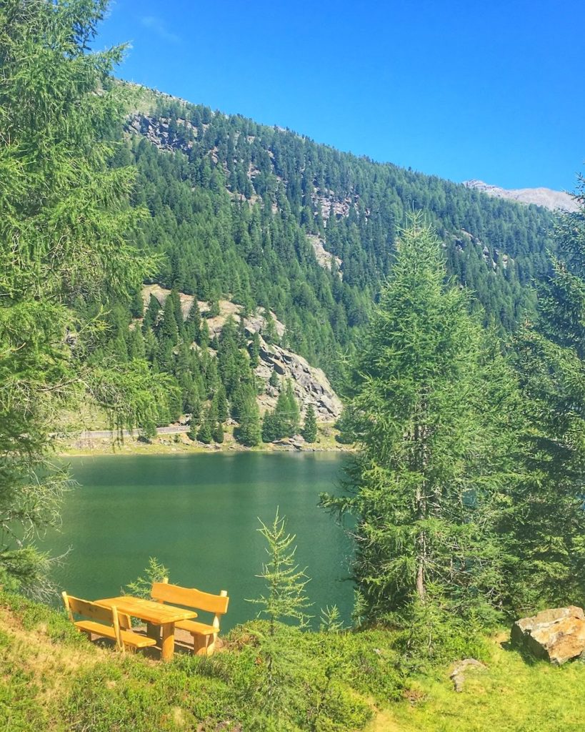 passeggiata attorno al lago di fontana bianca