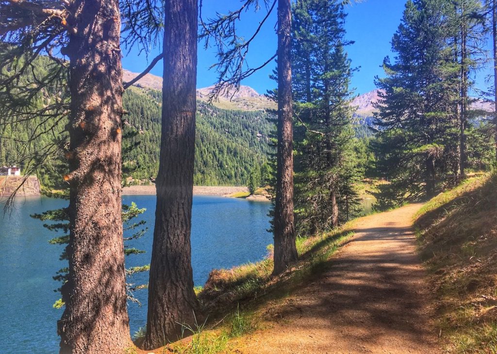 passeggiata attorno al lago di fontana bianca