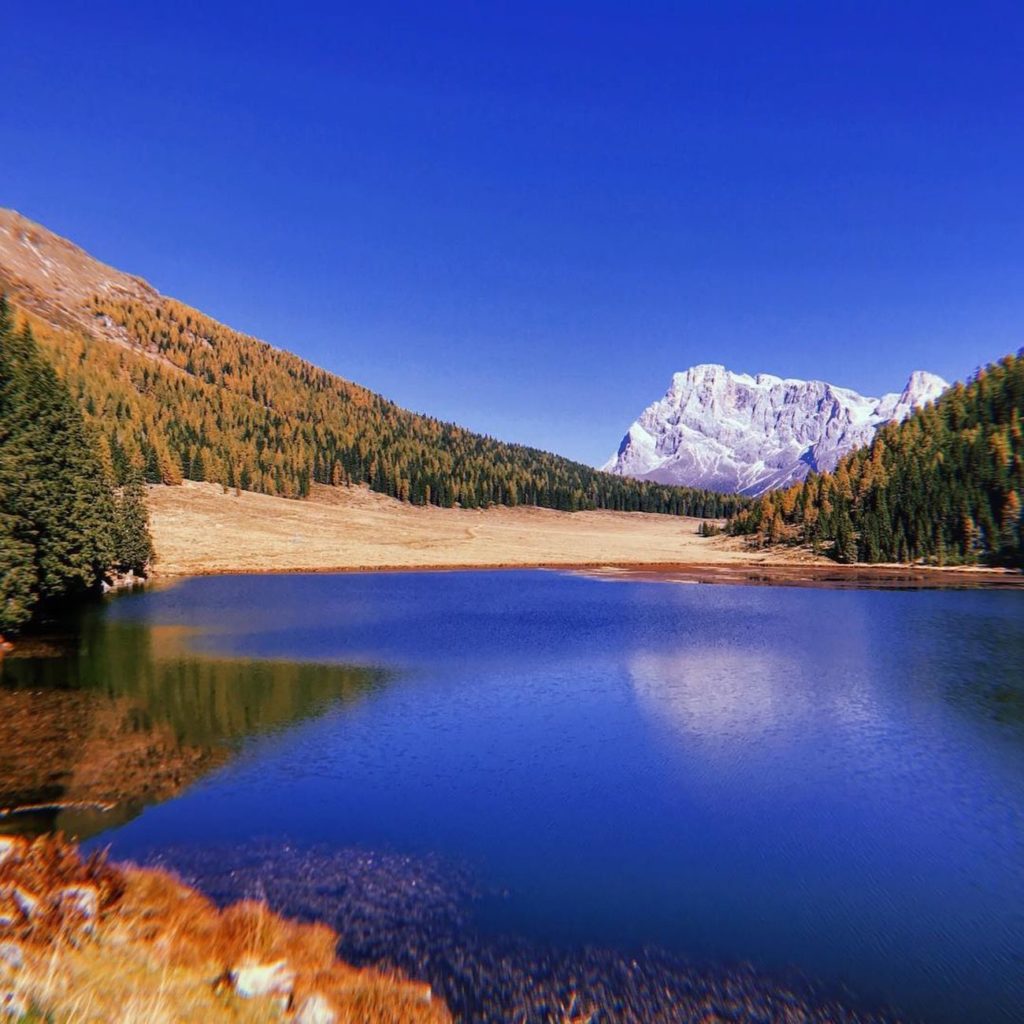 laghi in trentino in autunno-lago di calaita