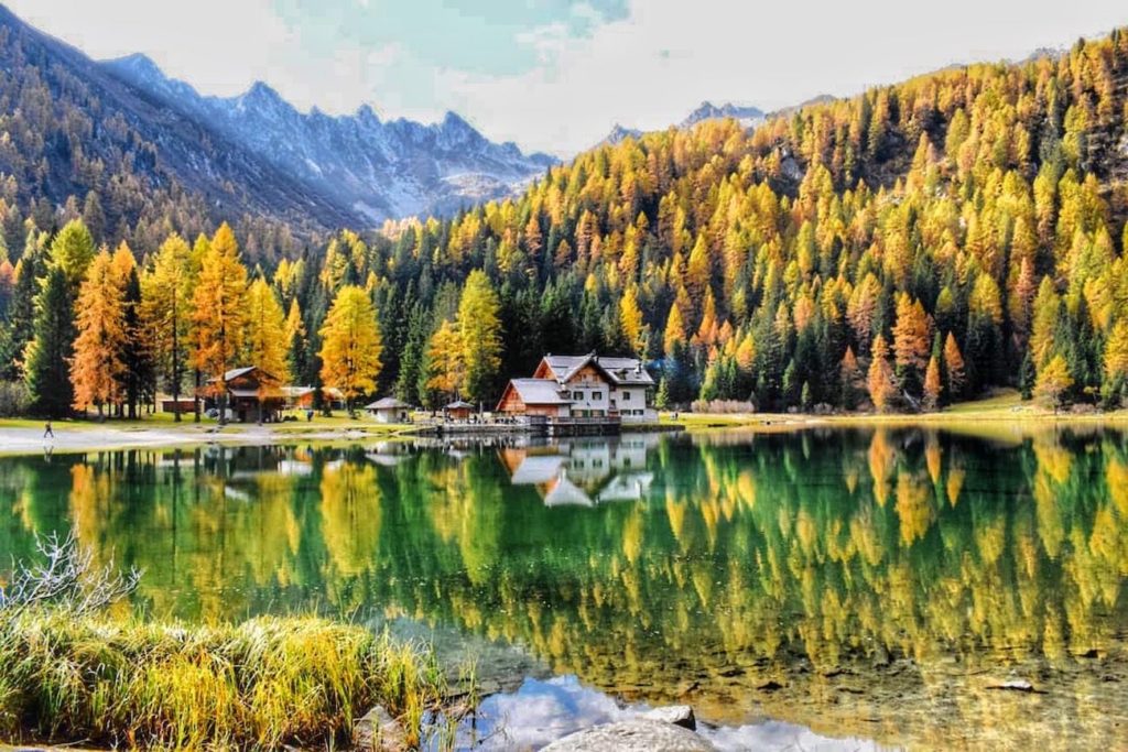 laghi in trentino in autunno-lago nambino