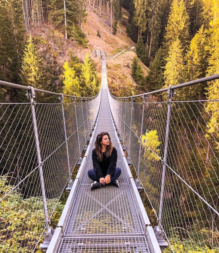 ponte sospeso val di rabbi in autunno