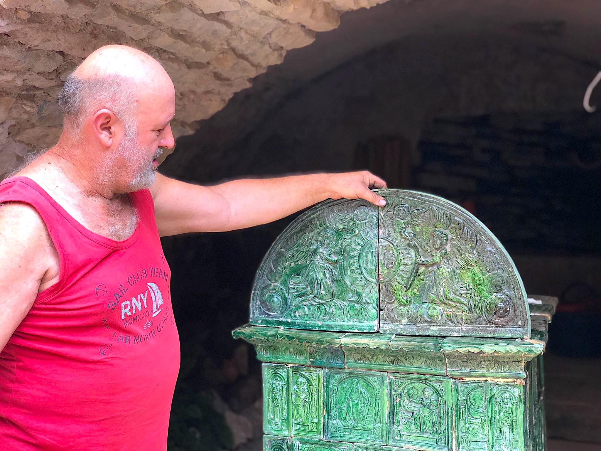 Laboratorio del maestro fornelaro Ferruccio Marinelli-il maestro e una stufa antica-Stufe a olle in Val di Non