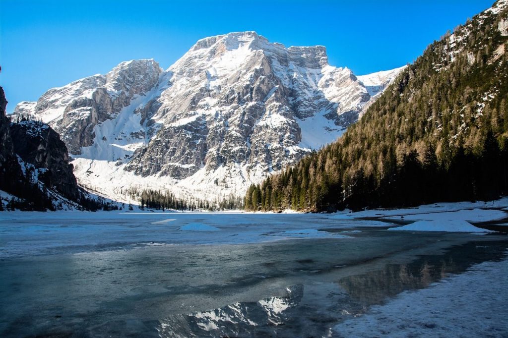 lago di braies in inverno