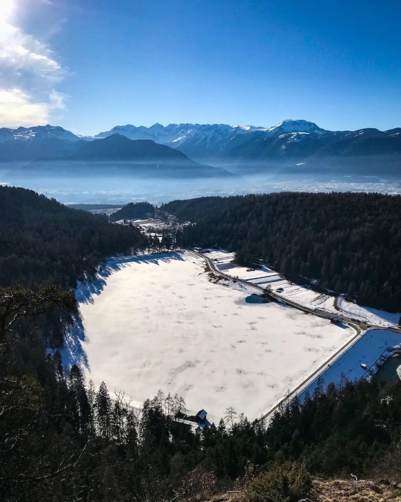 passeggiata della merlonga in inverno, belvedere su lago di coredo