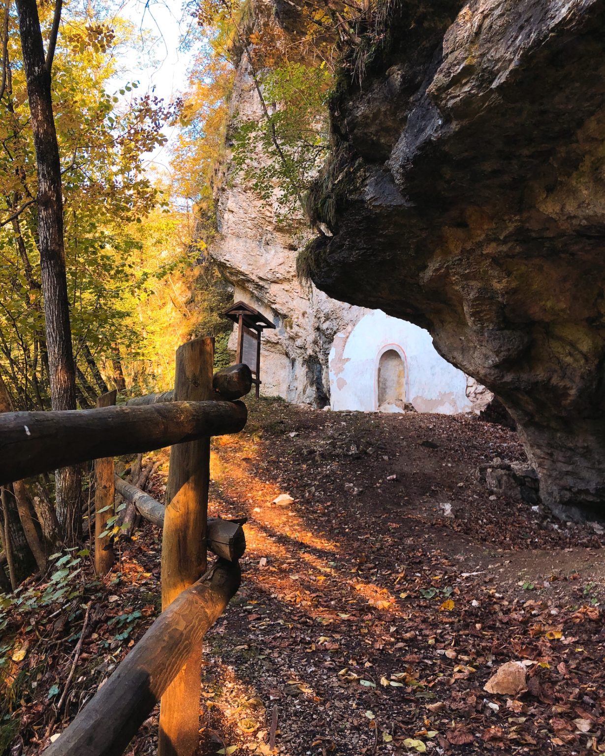Eremo Di San Gallo Passeggiata Con Vista Sul Lago Di Santa Giustina eremo-di-san-gallo-passeggiata-con-vista-sul-lago-di-santa-giustina